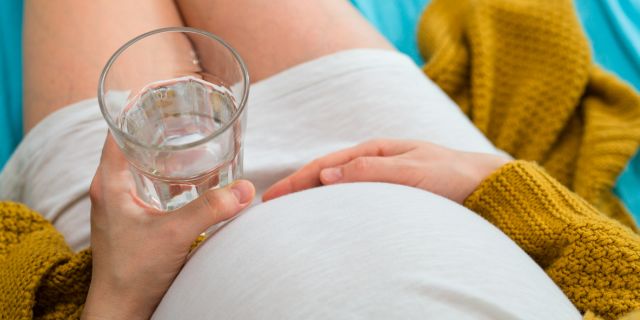 Acqua da bere in gravidanza: tutto quello che dovresti sapere